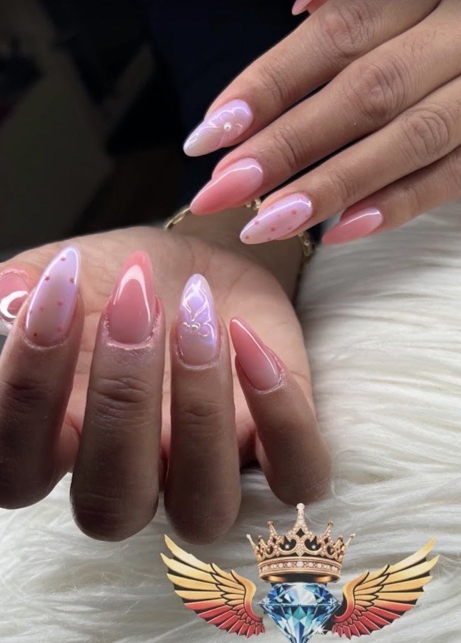 Rosa Gelnägel mit feiner Nail Art